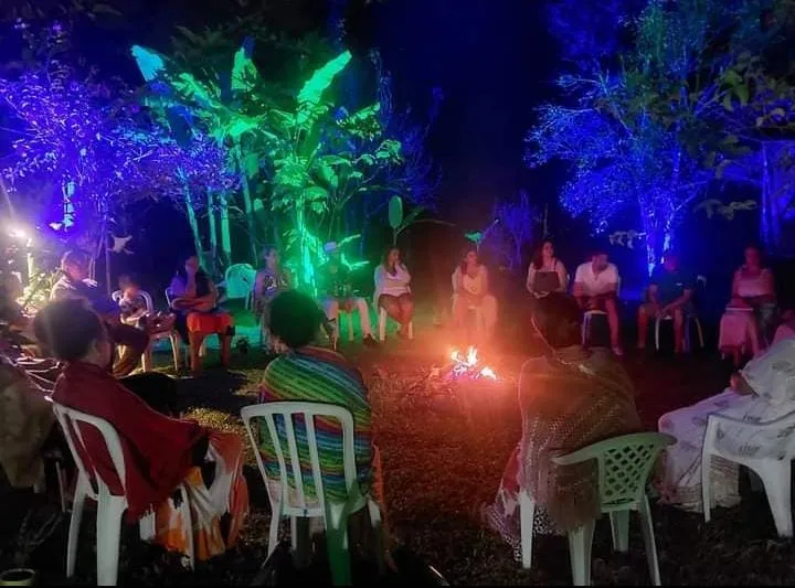 Prática de yoga no deck ao nascer do sol