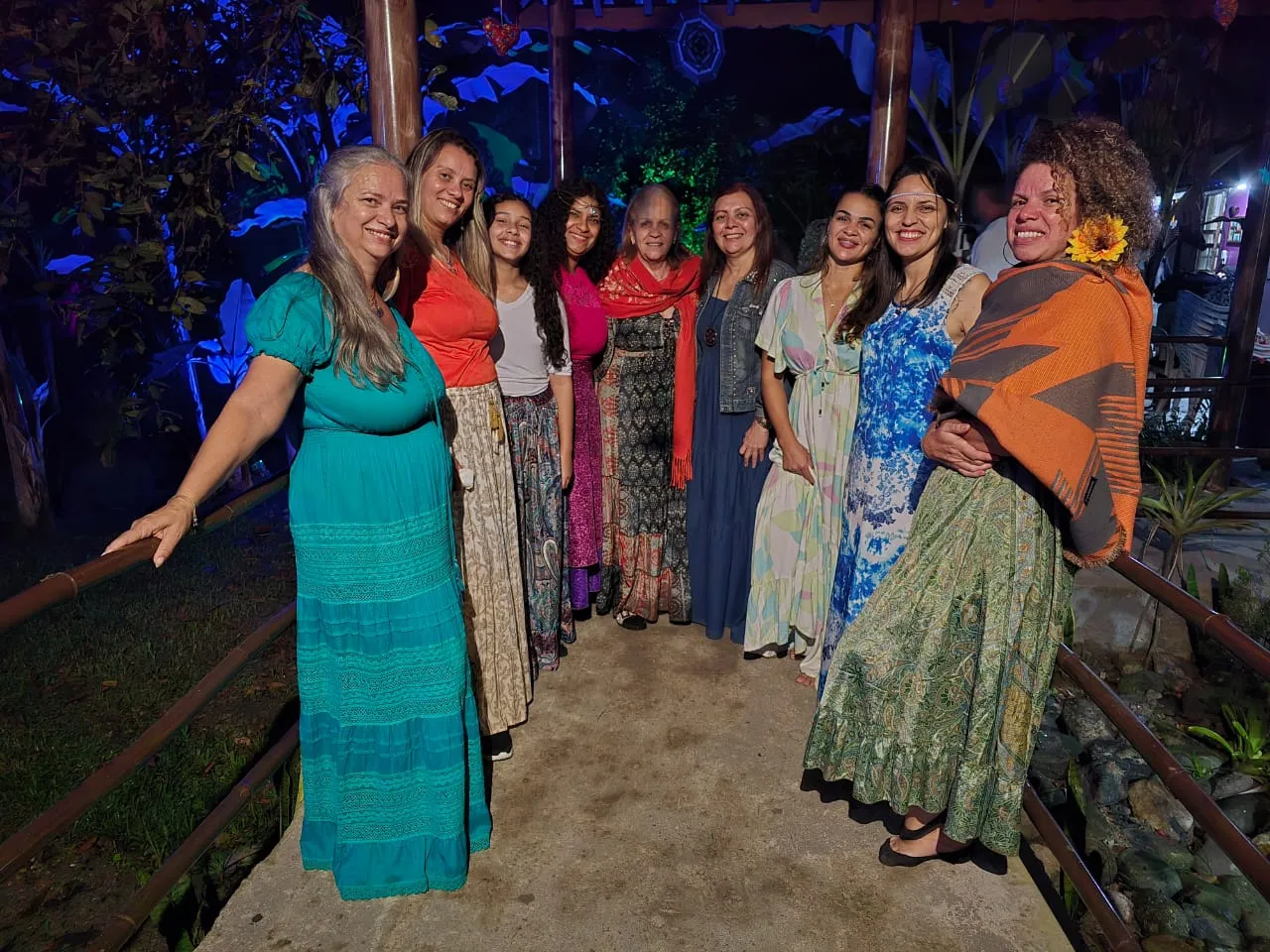 Deck de madeira com redes no meio da floresta
