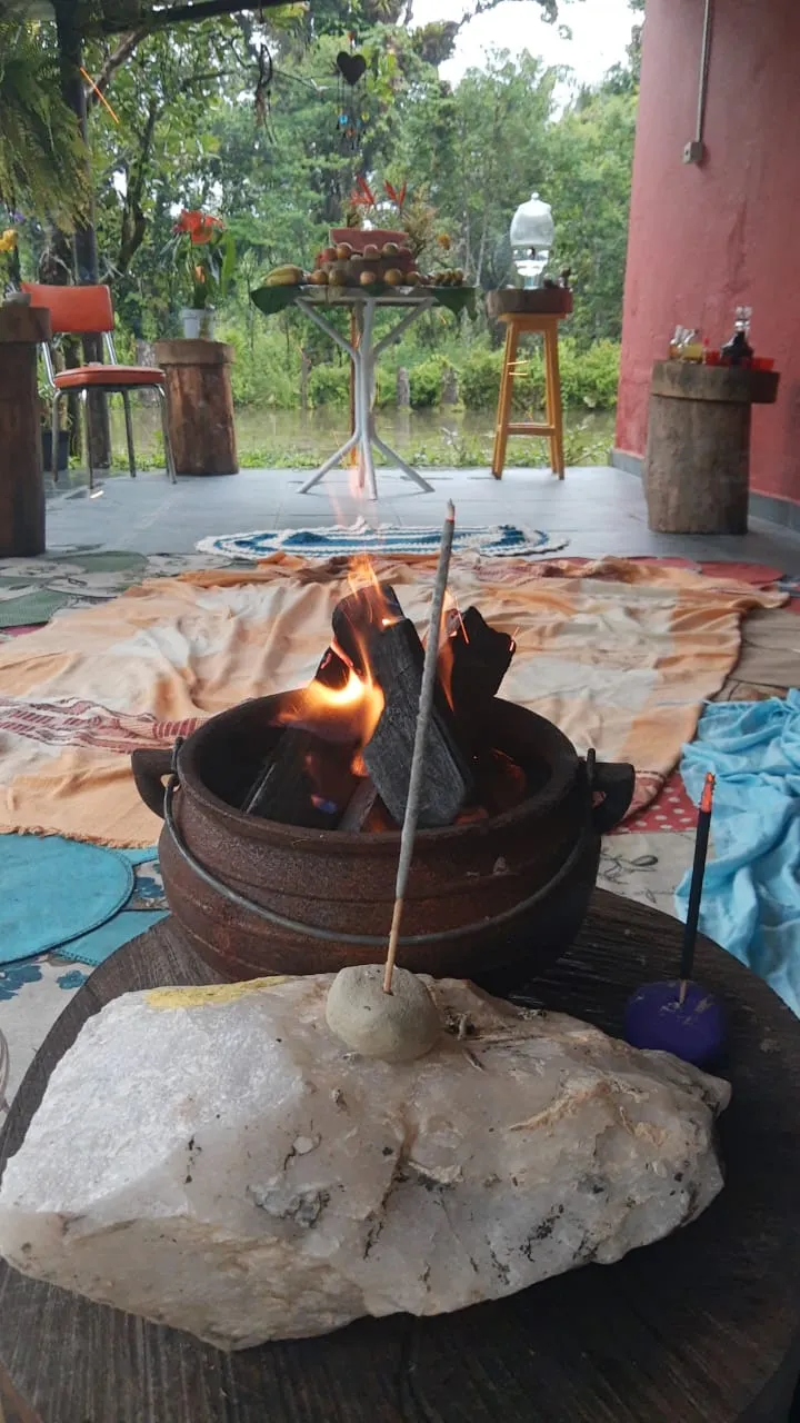 Casa principal do Jardim das Vertentes cercada pela mata