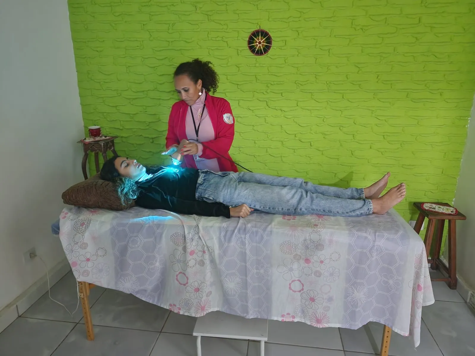 Sessão de terapia integrativa Cromoterapia no Jardim das Vertentes
